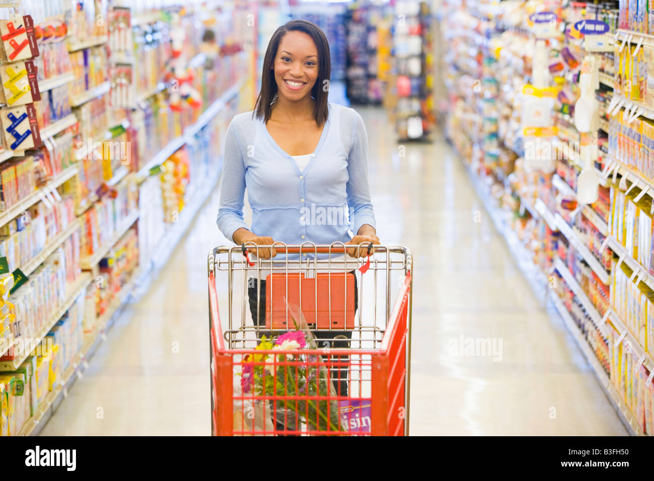 Frau in einem Lebensmittelgeschäft Einkaufen Stockfoto