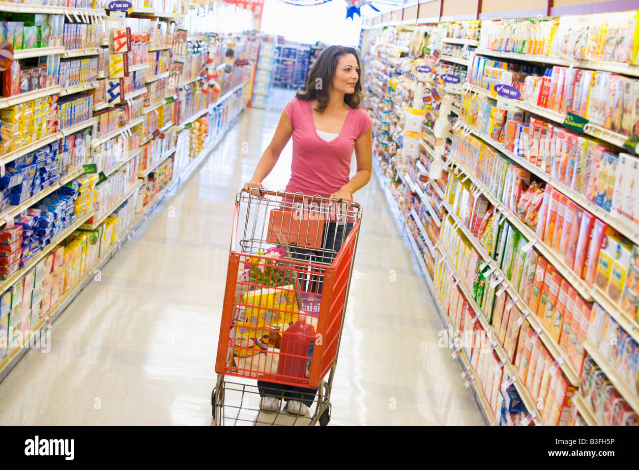 Frau in einem Lebensmittelgeschäft Einkaufen Stockfoto