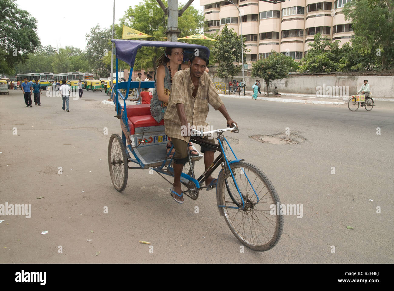 Indien-Delhi A weibliche Touristen auf einer Fahrrad-Rikscha Stockfoto