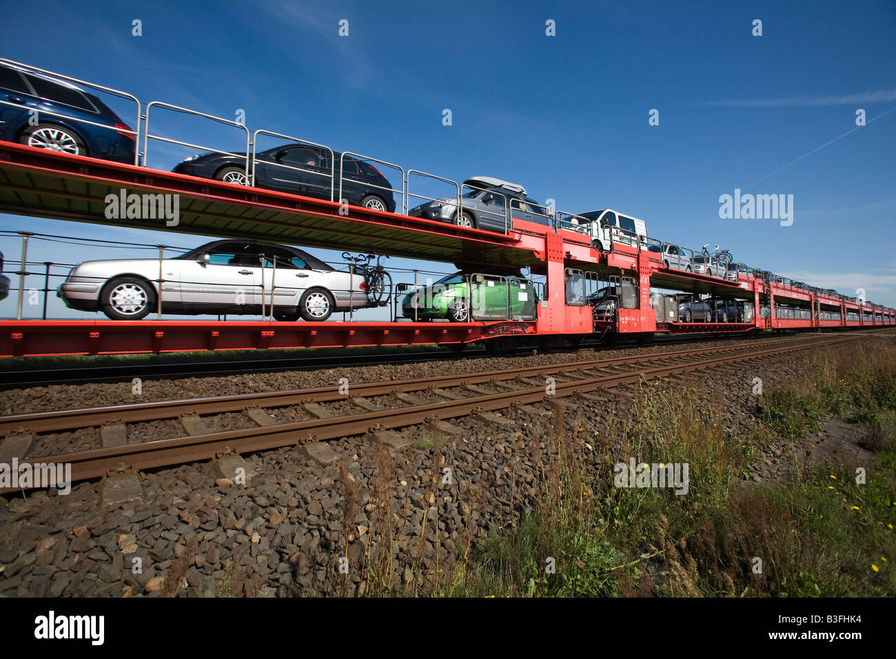 Autozug der Deutschen Bahn AG über den Hindenburgdamm die Insel Sylt mit dem Festland verbindet Stockfoto