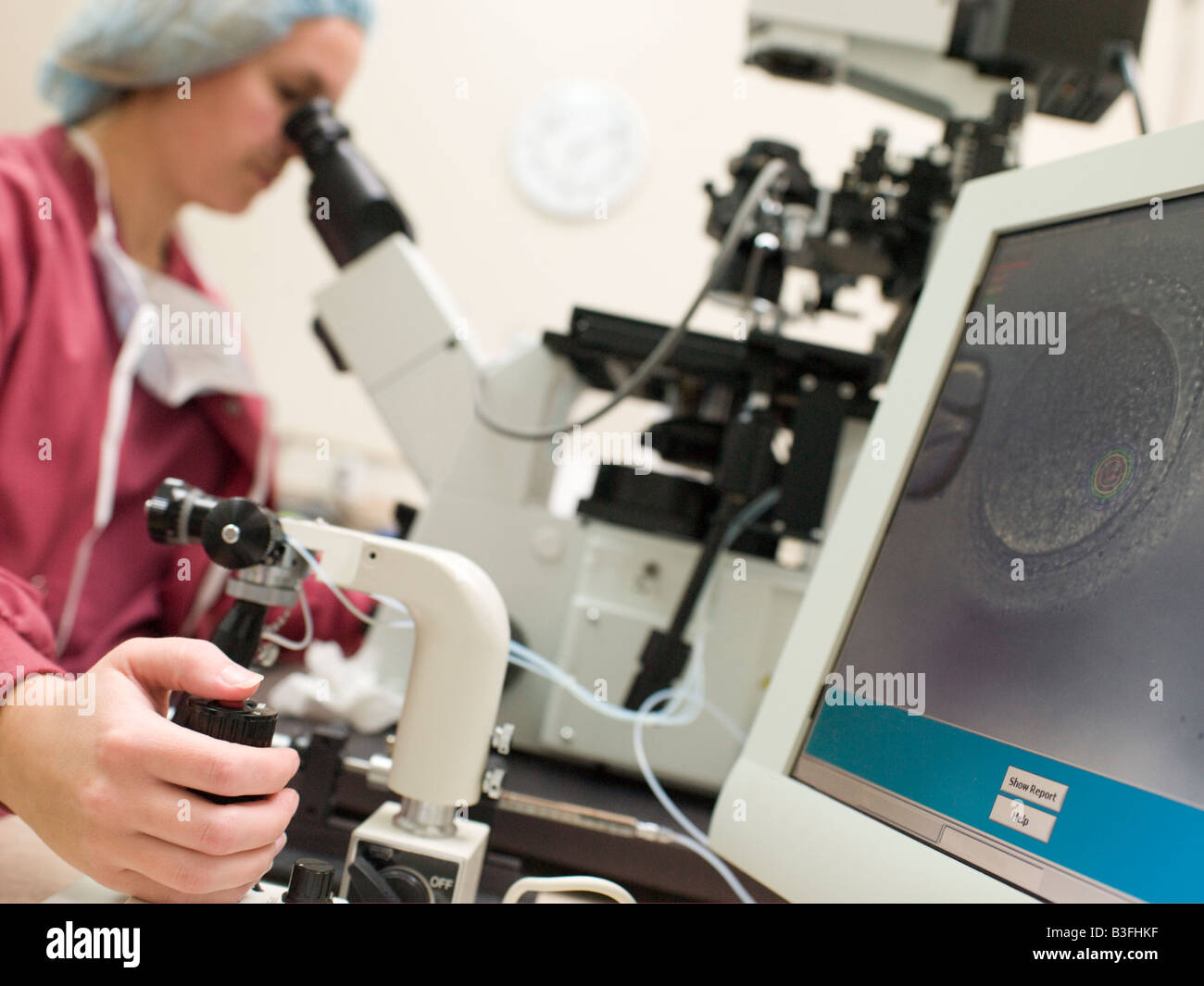 Embryologe mit Mikroskop, die Durchführung einer Intra-cytoplasmatische Spermieninjektion (Tiefenschärfe) Stockfoto