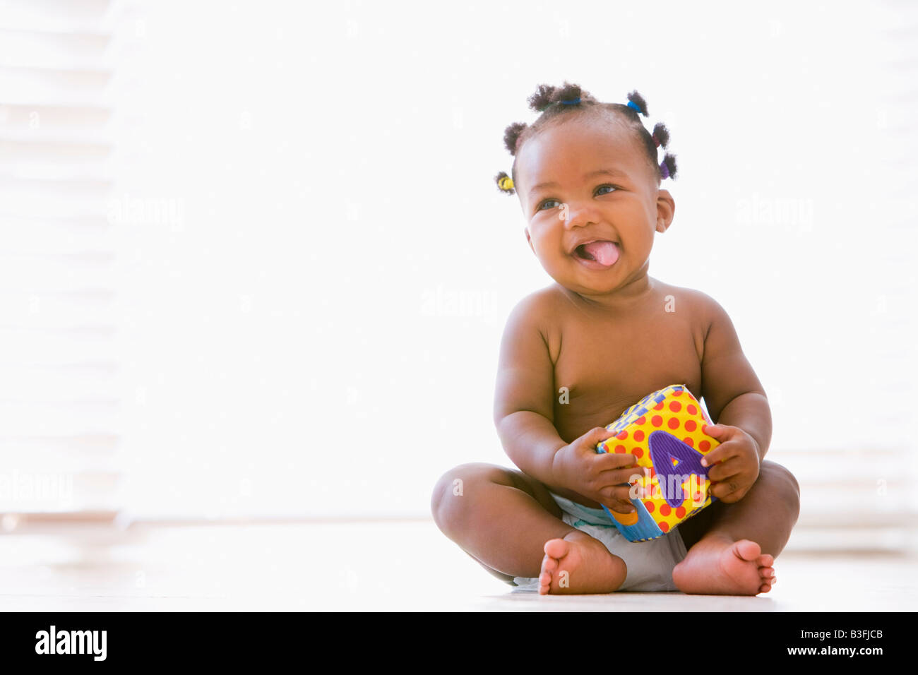 Babysitter in Innenräumen mit lächelnden block Stockfoto