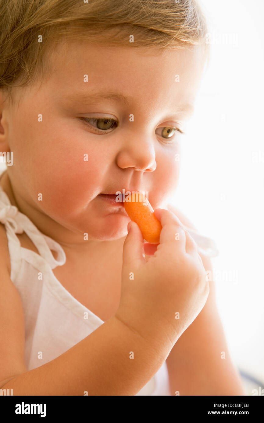 Baby Karotten drinnen essen. Stockfoto