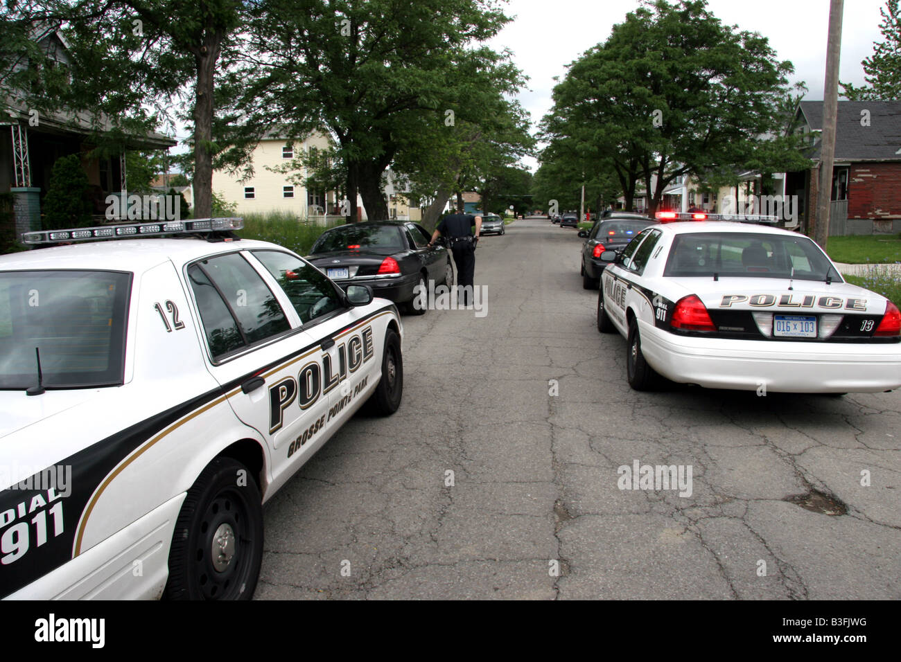 Grosse Pointe Park Polizeiautos über die Grenze in Detroit Michigan Stockfoto