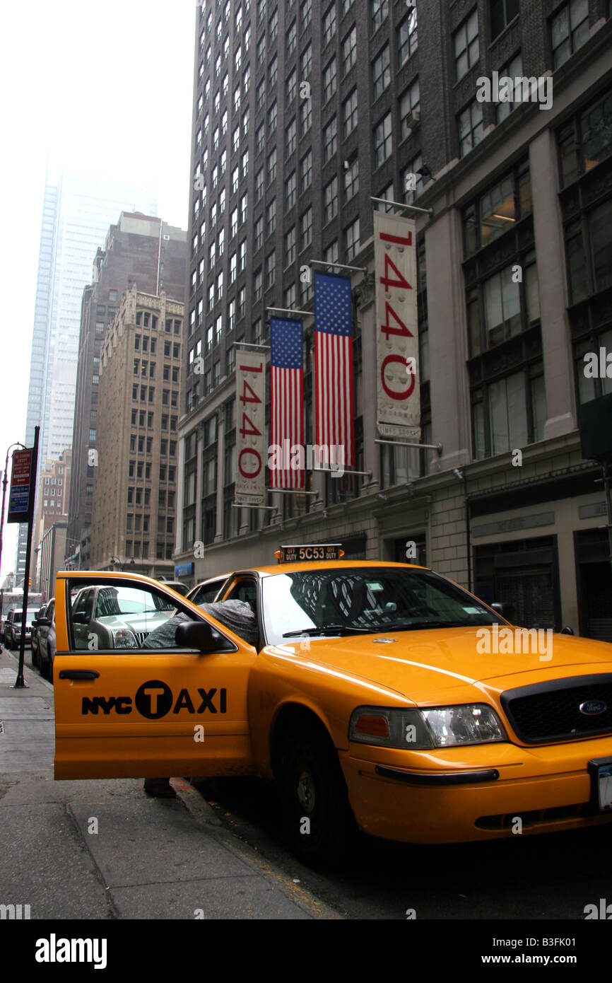 New York Yellow Taxi Cab mit Tür öffnen in Manhattan Stockfoto