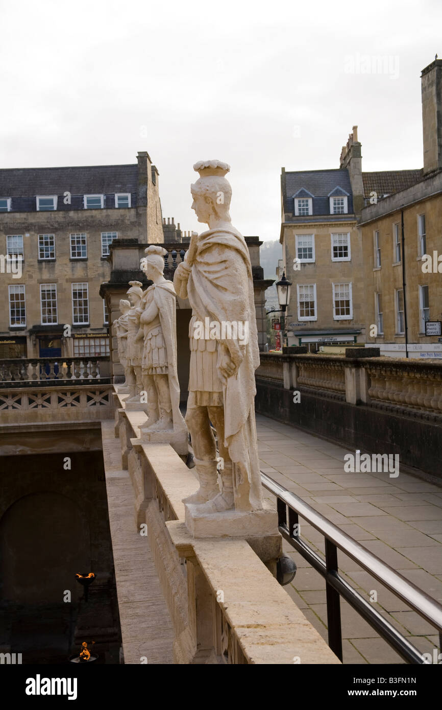 Römische Statuen auf der oberen Terrasse der römischen Bäder, Bath, England. Stockfoto