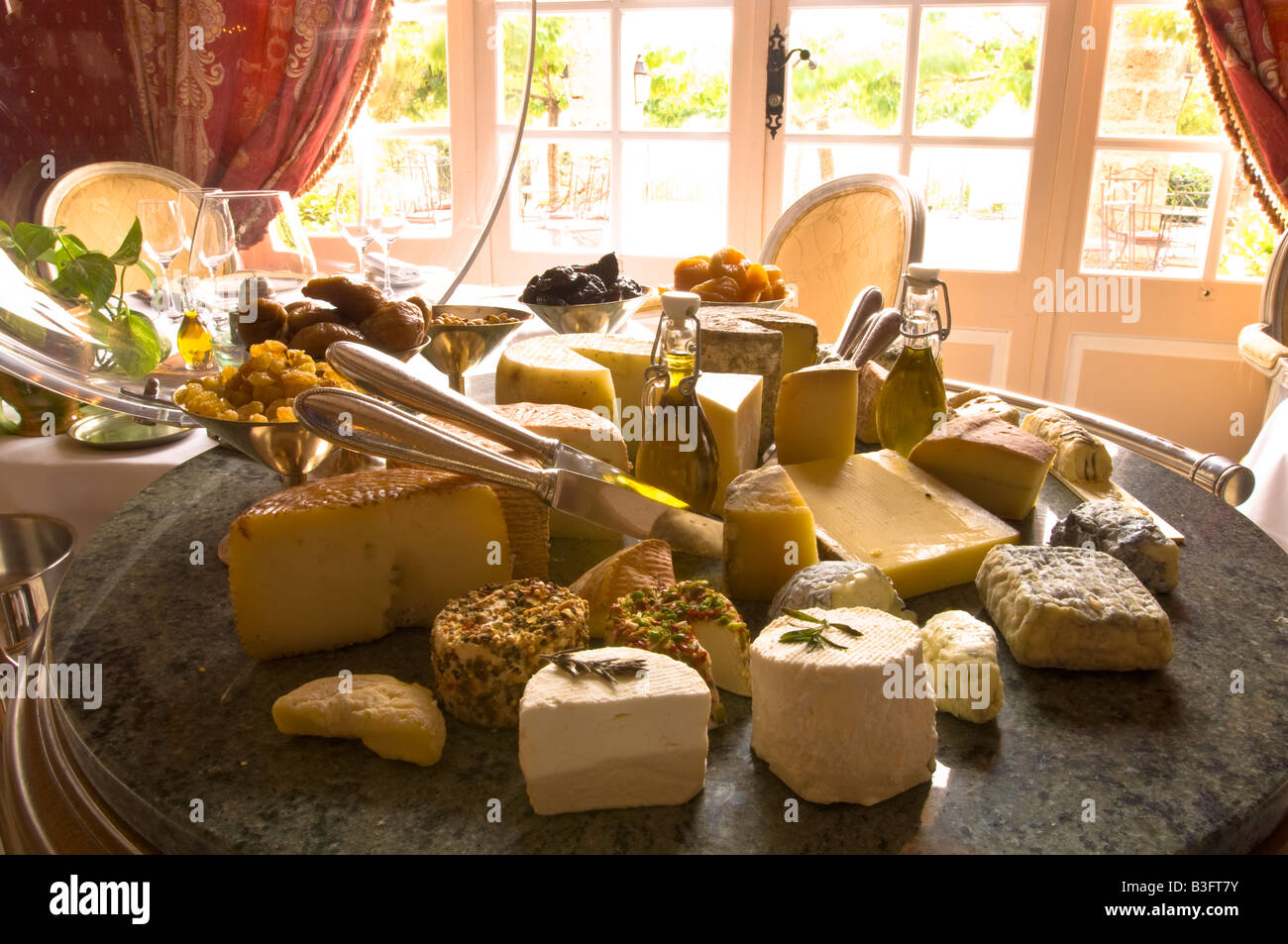 Europa Frankreich Provence Tourtour Hotelrestaurant La Bastide De Tourtour Auswahl an Käsesorten serviert Käse vom Brett Stockfoto