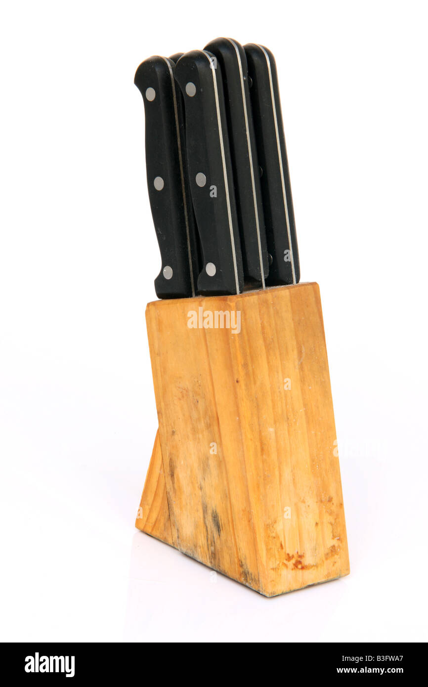 Messer Set in Holz Basis Haushaltsgegenstände isoliert auf weißem Hintergrund Stockfoto