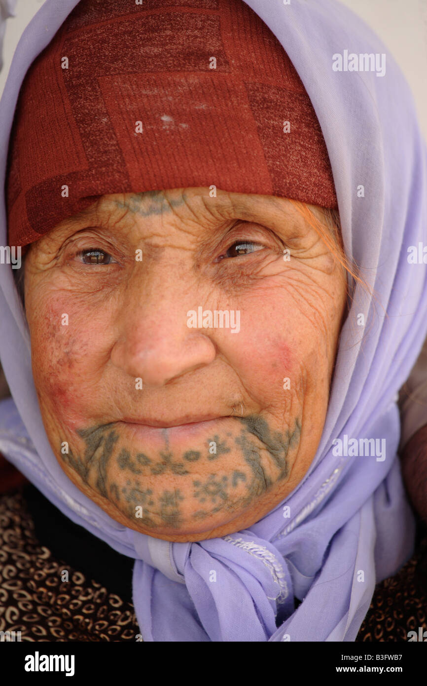 Beduinen-Frau mit traditionellen Tattoo auf ihrem Kinn, Syrien Stockfoto