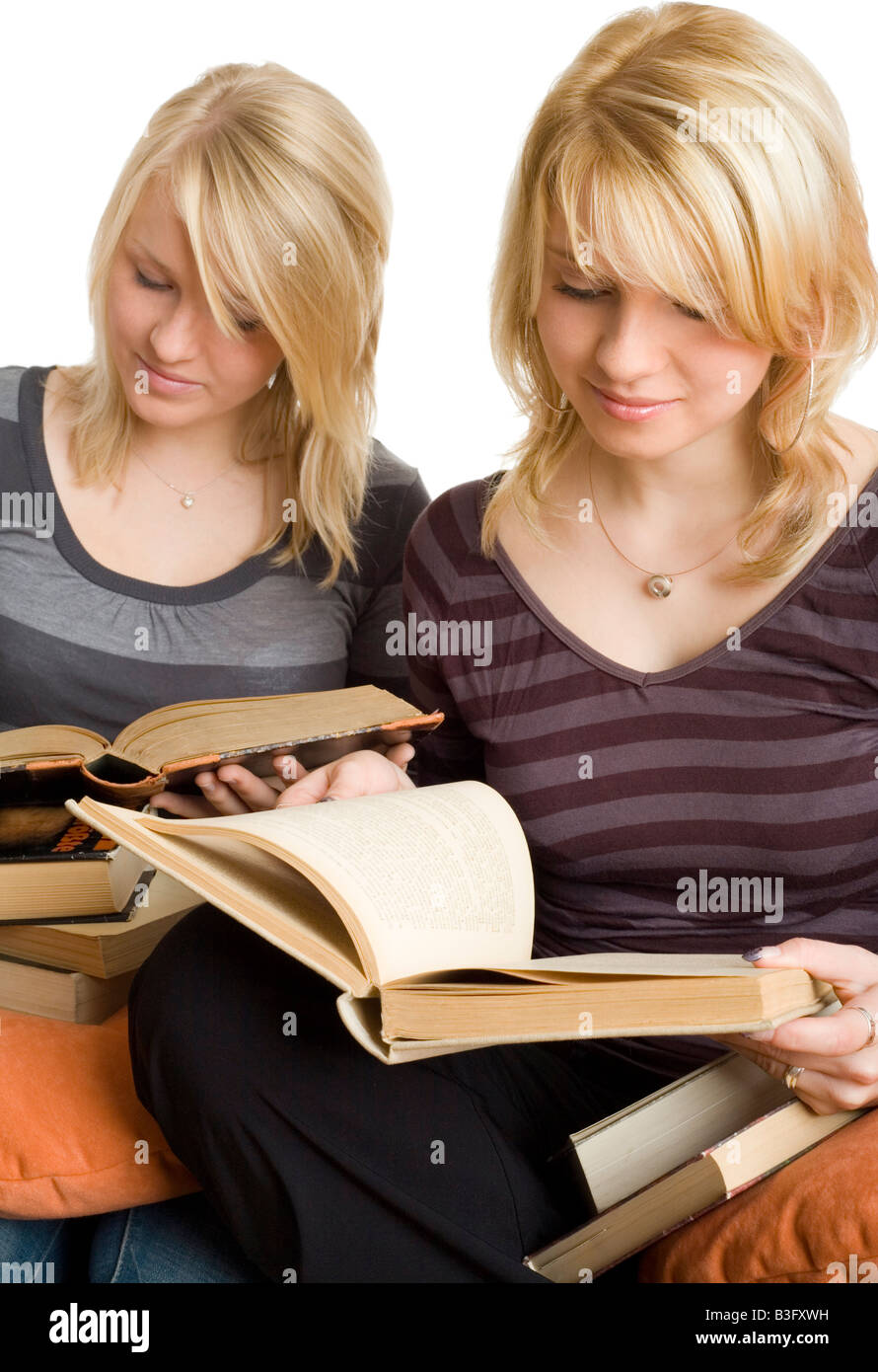 blonde Mädchen lesen Stockfoto