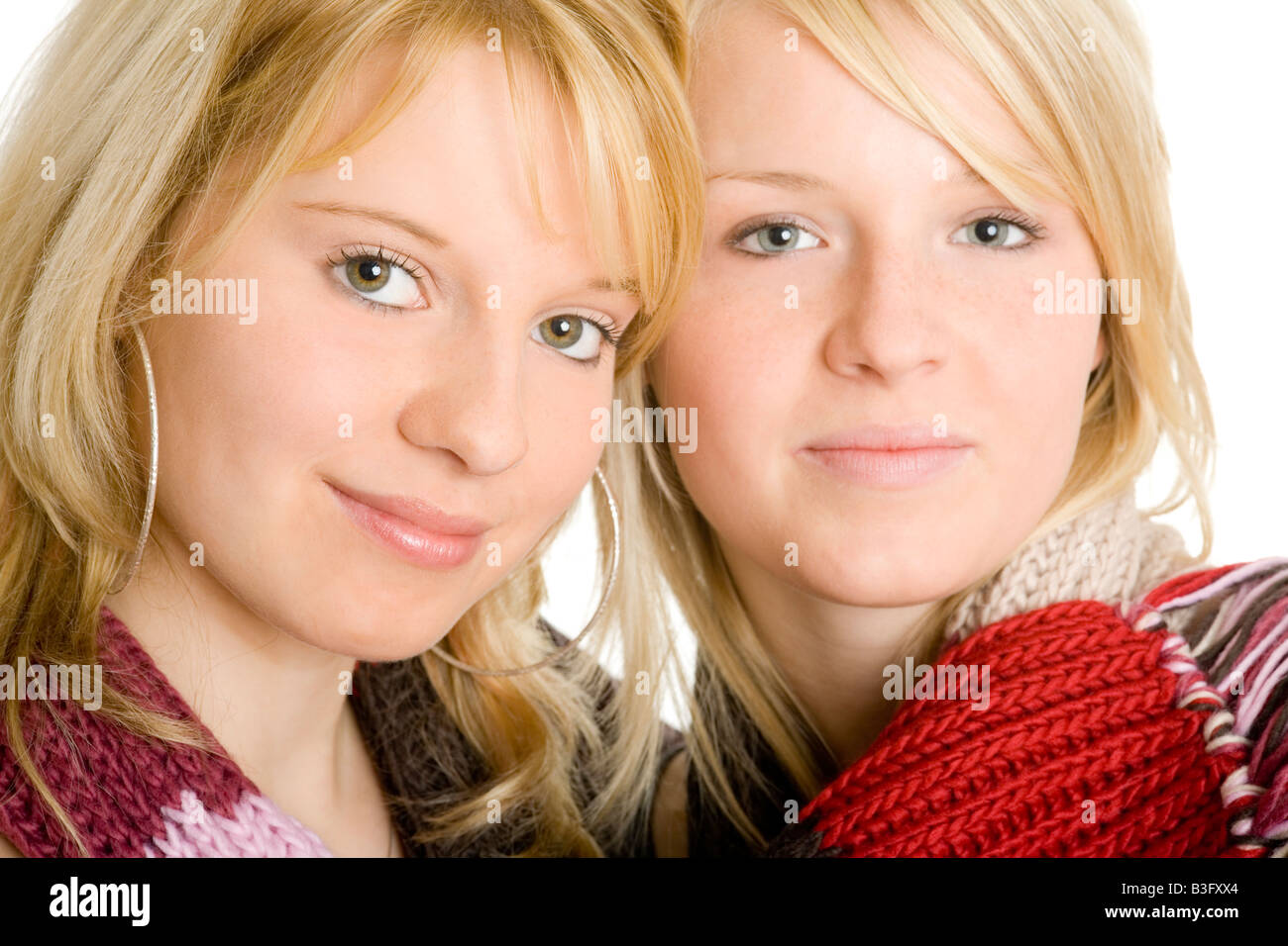 blonde Mädchen mit Schal Stockfoto