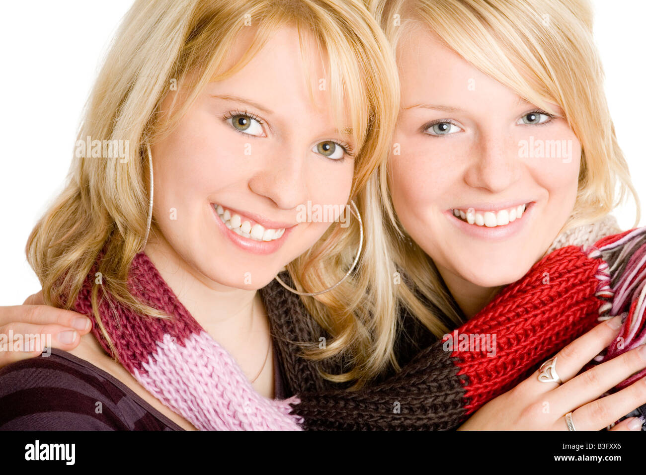 blonden Freunde mit Schal Stockfoto