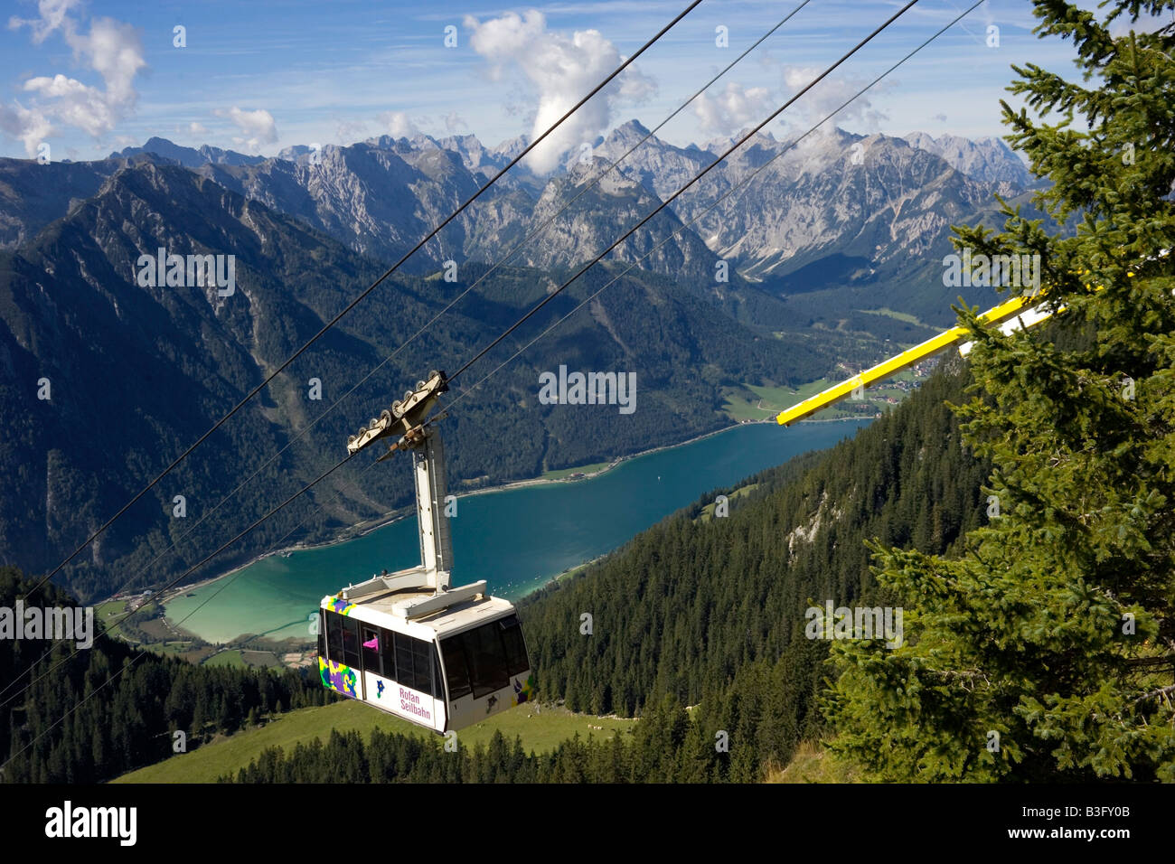 Blick vom Rofan Berge am See Aachensee und Karwendel Berge-Alpen-Österreich Stockfoto