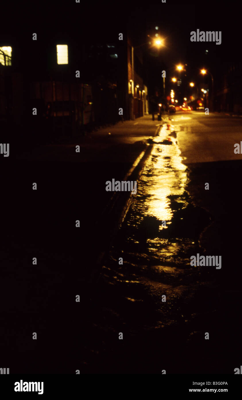 eine dunkle und menschenleere Straße bei Nacht Stockfoto