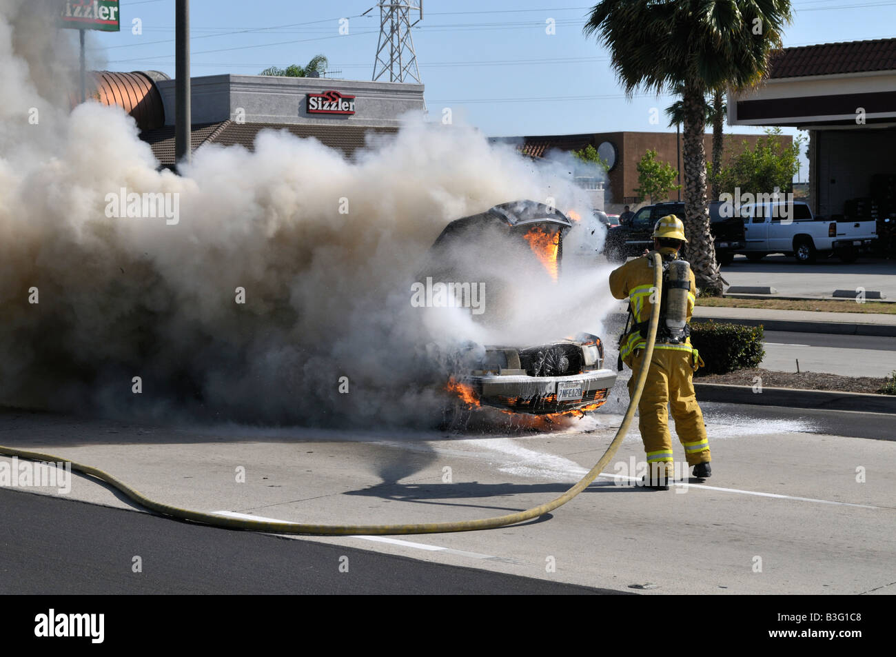 Feuerwehrmann, Feuer auf brennenden Mercedes Außerbetriebnahme Stockfoto