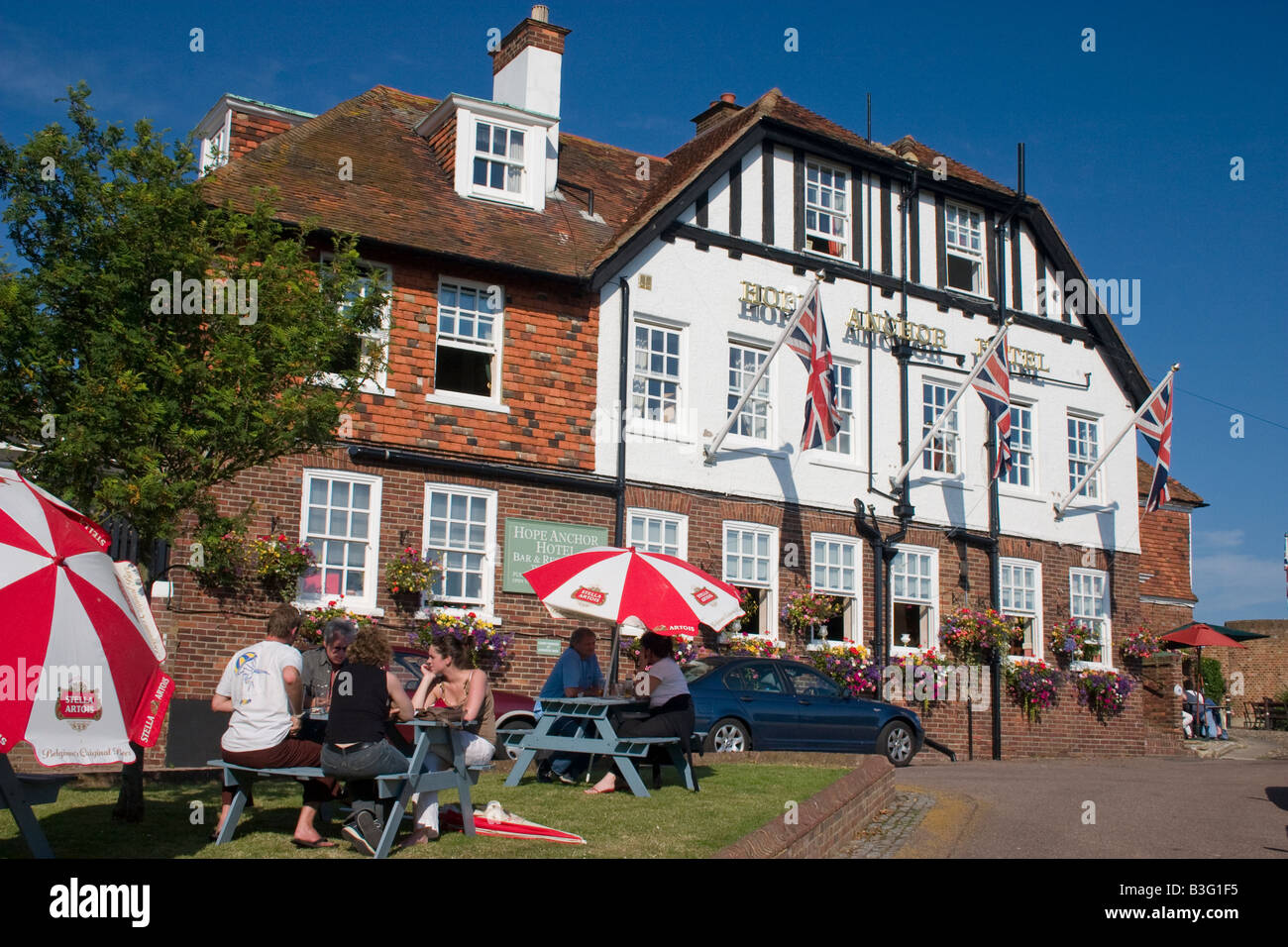 Menschen trinken außerhalb der Hope Anchor Hotel in Rye, East Sussex Stockfoto