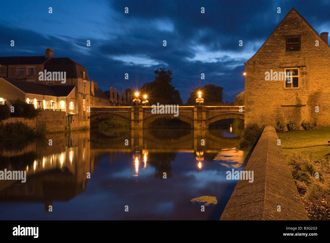 Stadt-Brücke über den Fluss Welland Stamford Lincolnshire in der Nacht Stockfoto