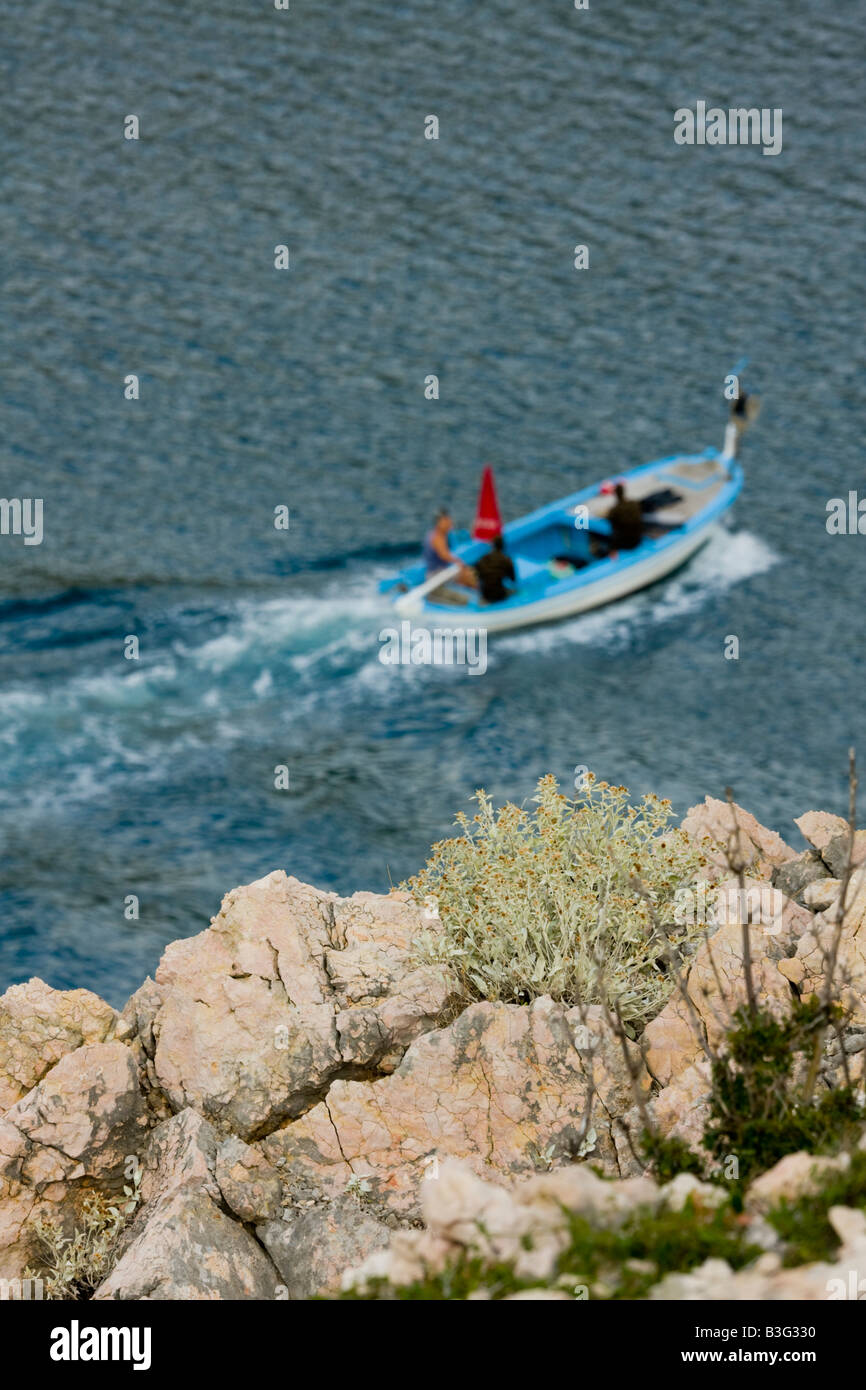 Traditionellen hölzernen Fischerboot vorbei (out of Focus) in der Nähe dalmatinischen steiniger in Kroatien Stockfoto