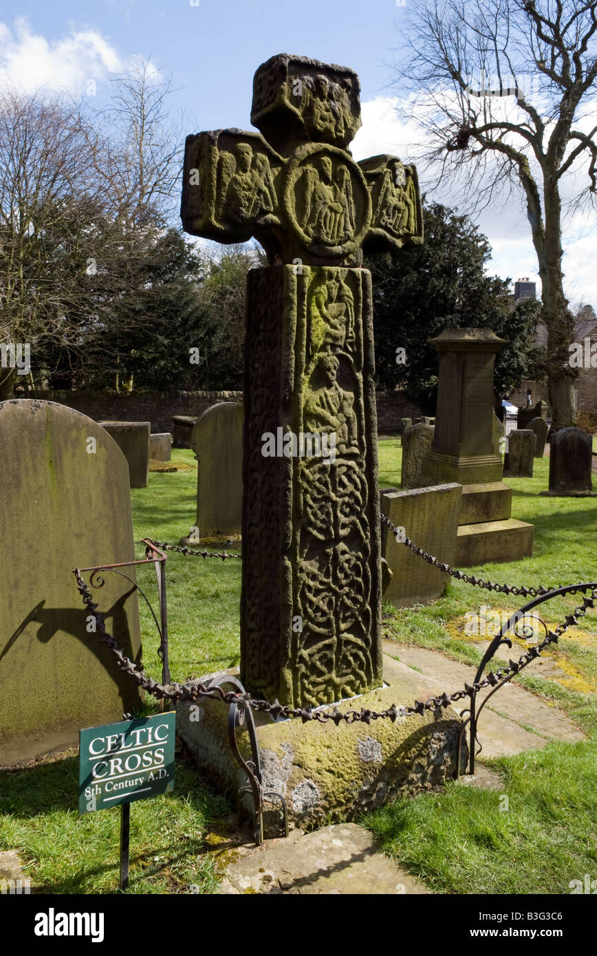 8. Jh. n. Chr. keltische Kreuz in St Lawrences Kirche Eyam Peak District Derbyshire Great Britain Stockfoto