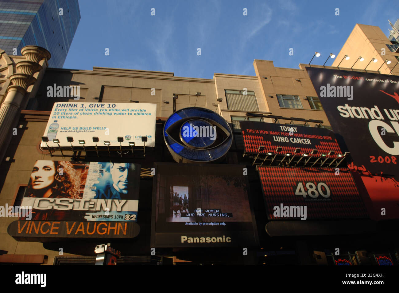 Werbung am Times Square auf der 42nd Street am 20. August 2008 Frances M Roberts Stockfoto