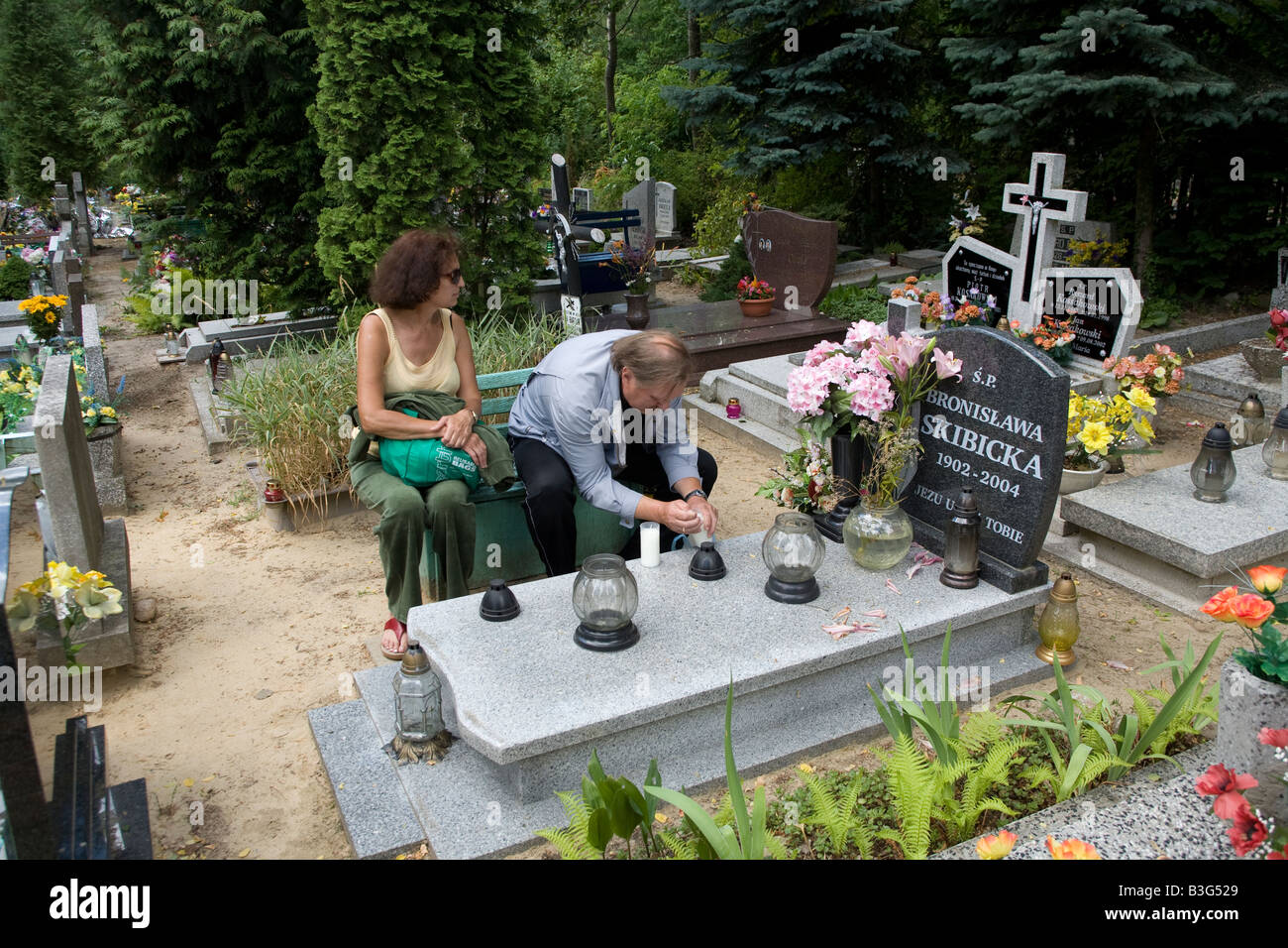 Familienmitglieder besuchen das Grab eines lieben Menschen auf einem Friedhof in Zielona Gora Polen Stockfoto