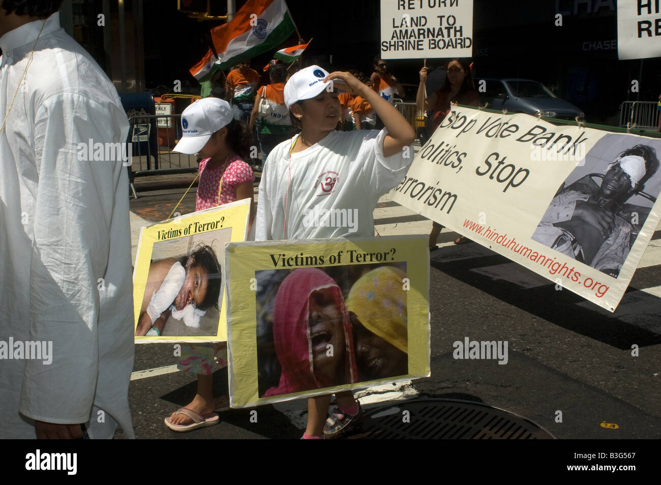 Indische Amerikaner aus der Organisation Hindu Menschenrechte März in Indian Independence Day Parade Stockfoto