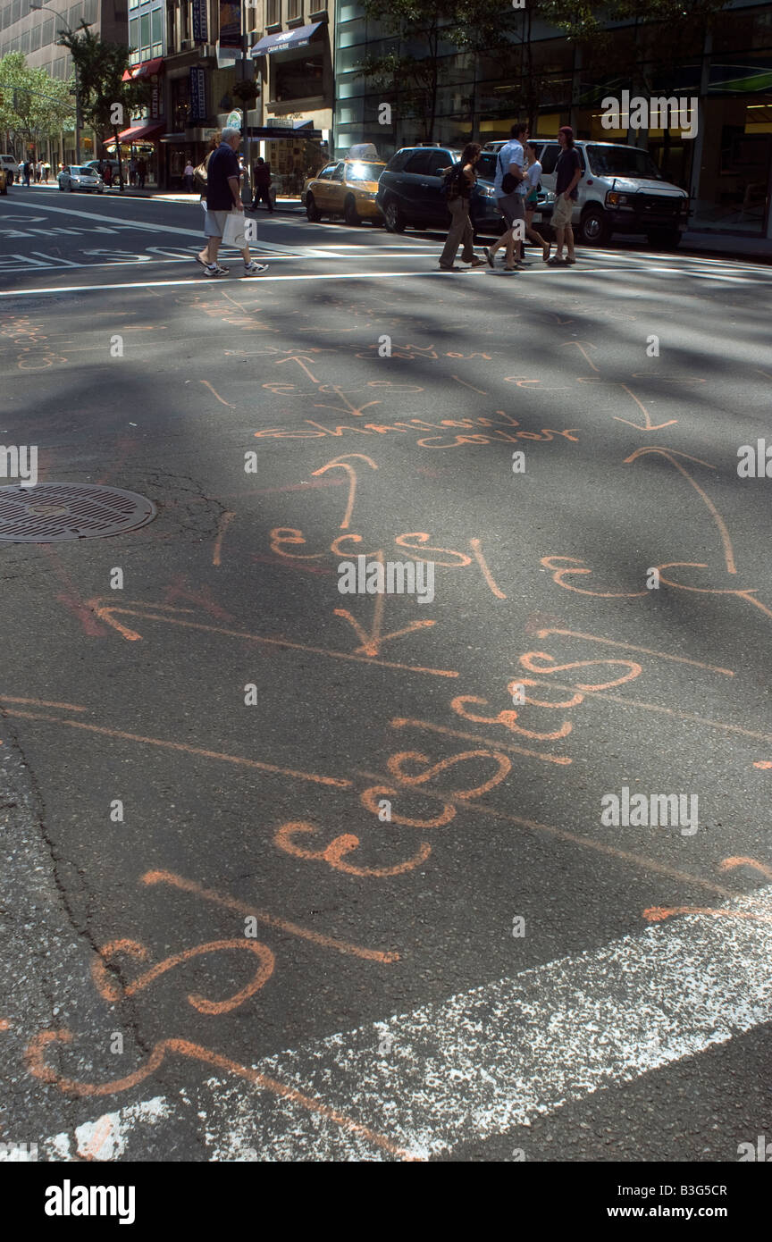 Landvermesser Markierungen und Pfeile lackiert in einer Straße in New York Stockfoto