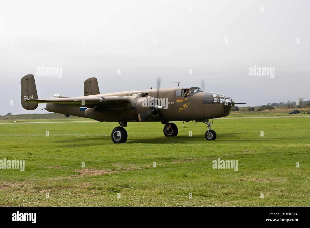 B-25 Mitchell Bomber auf der Piste in RAFA Airshow Shoreham Flughafen Sussex UK Stockfoto