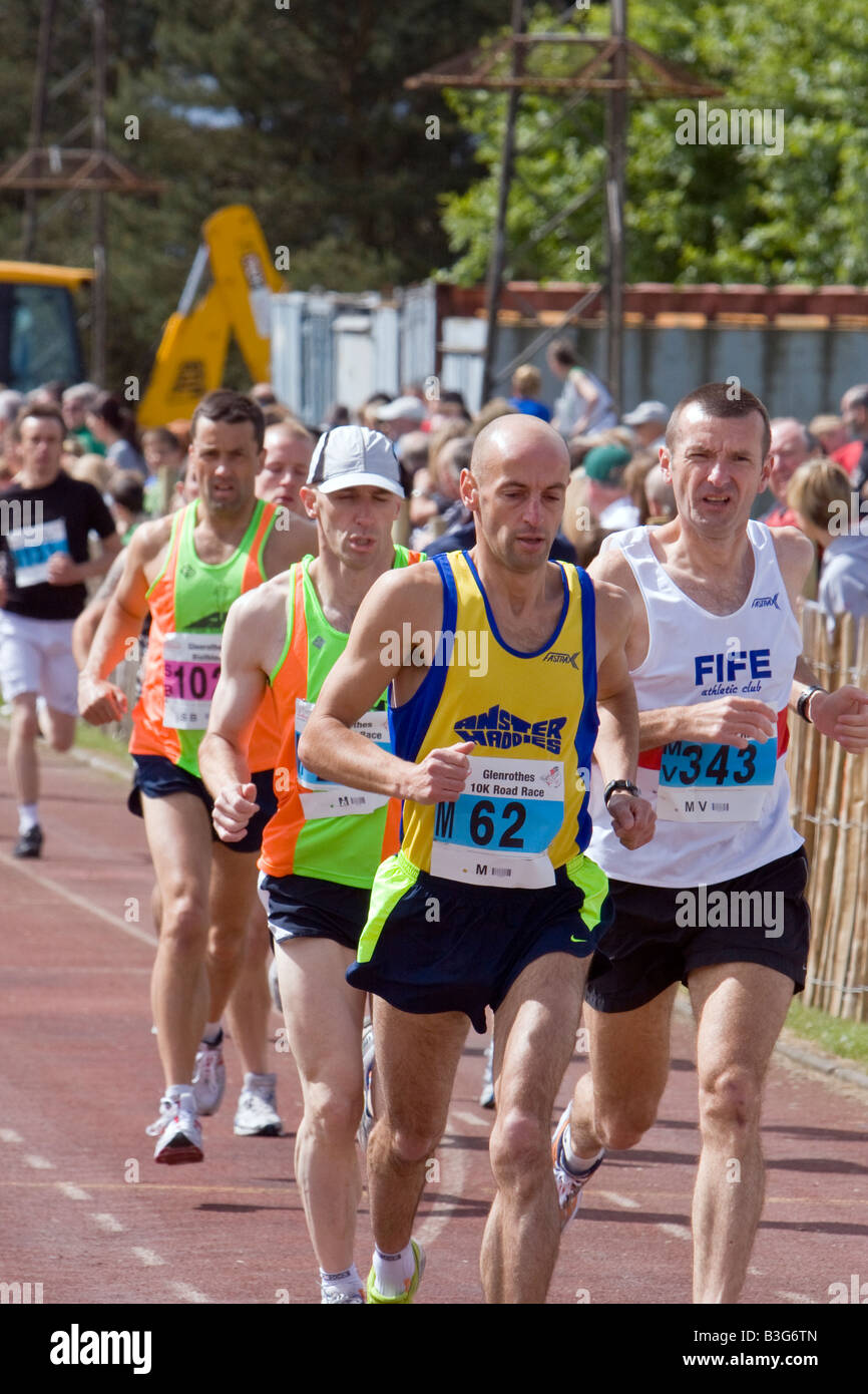 Wettbewerber in Glenrothes Road Running Festival 10k Rennen, Fife, Schottland Stockfoto