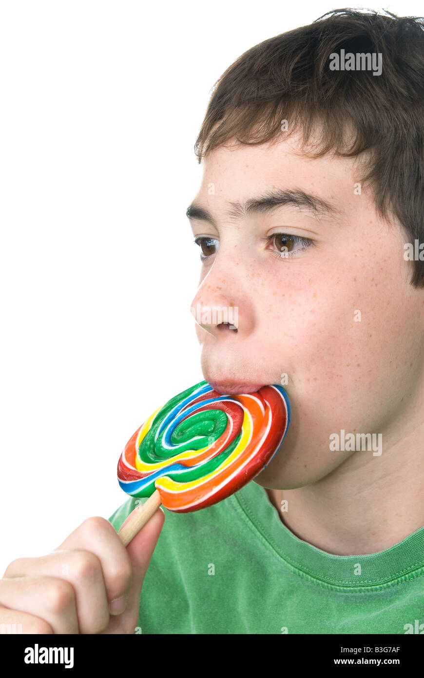 Ein Junge genießt eine Pin Rad Candy sucker Stockfoto