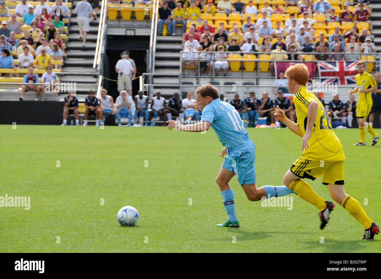 Craig Bellamy von West Ham United mit Corey Ellanio von der Columbus Crew. Während West Ham vor Saison Streifzug durch die USA Stockfoto