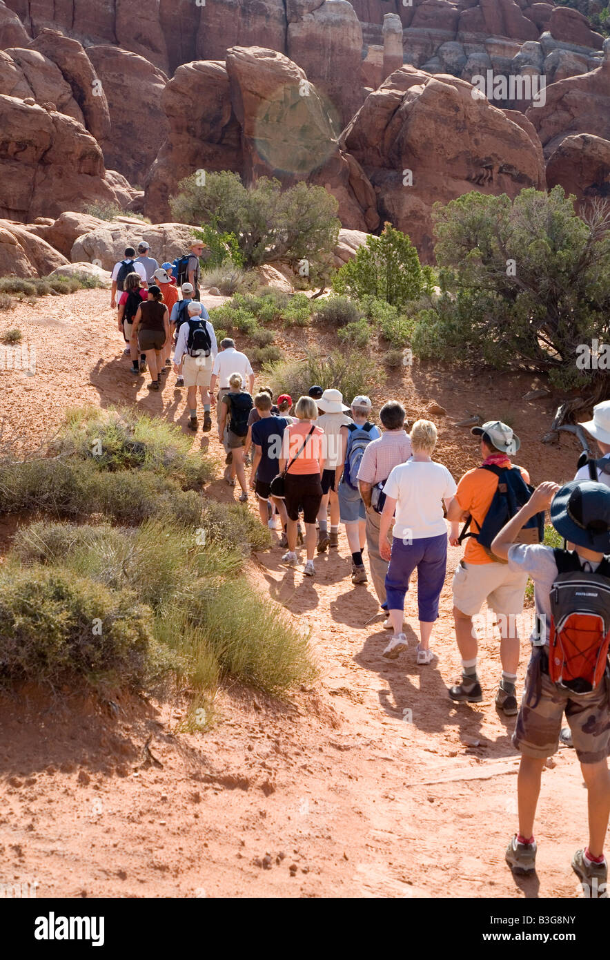 Moab Utah Besucher auf einem Ranger geführt Wanderung in das Labyrinth wie Feuerofen Abschnitt des Arches-Nationalpark Stockfoto