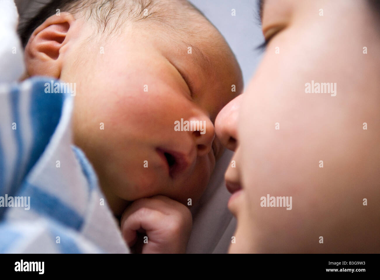 Mutter und Neugeborenes bequem schlafen Stockfoto