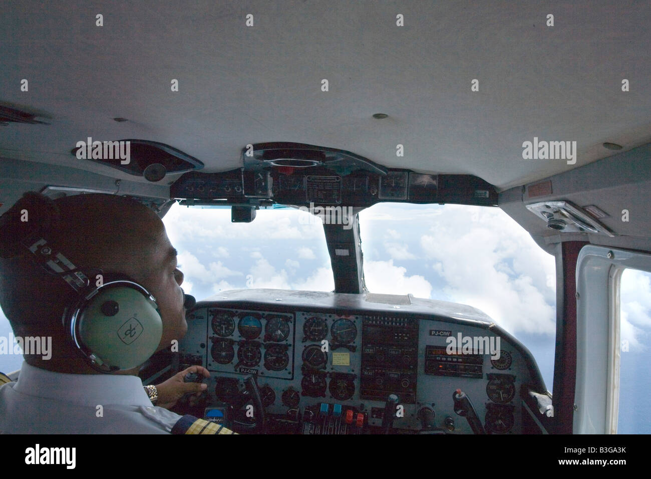Licht Flugzeug mit Pilot bei controls Stockfoto