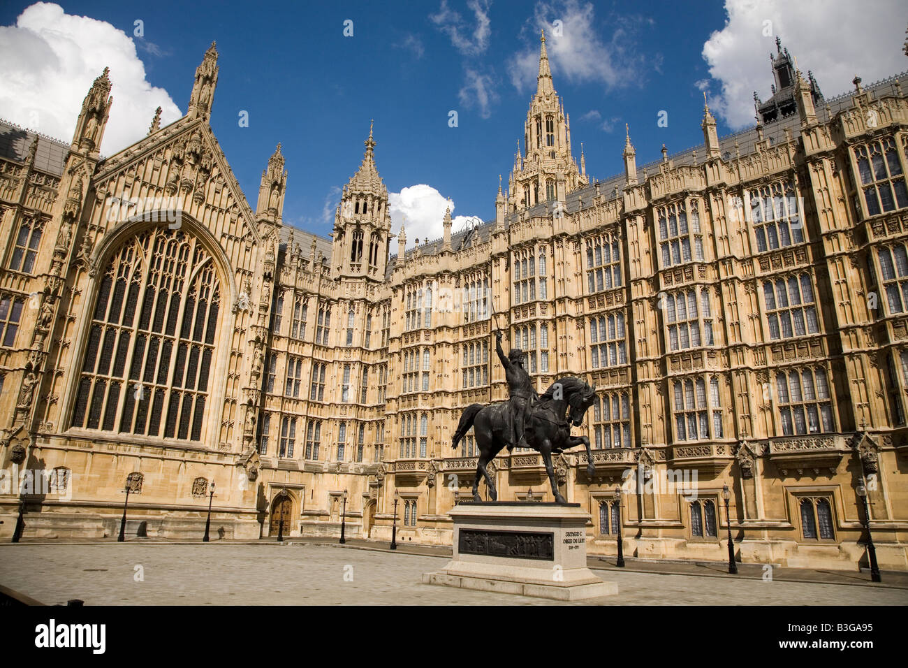 Die Statue von Richard Löwenherz (1157-1199) außerhalb der Palast Westmister in London, England. Stockfoto
