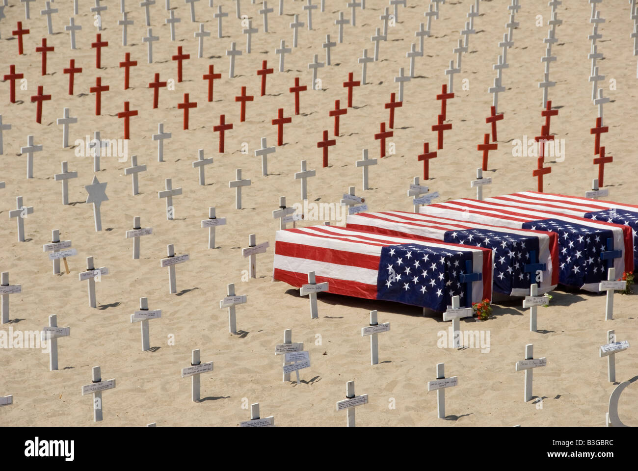 Arlington West Denkmal, Santa Monica, Kalifornien. Hölzerne Kreuz, Davidstern, Halbmonde und Flagge Marterrad Särge Stockfoto