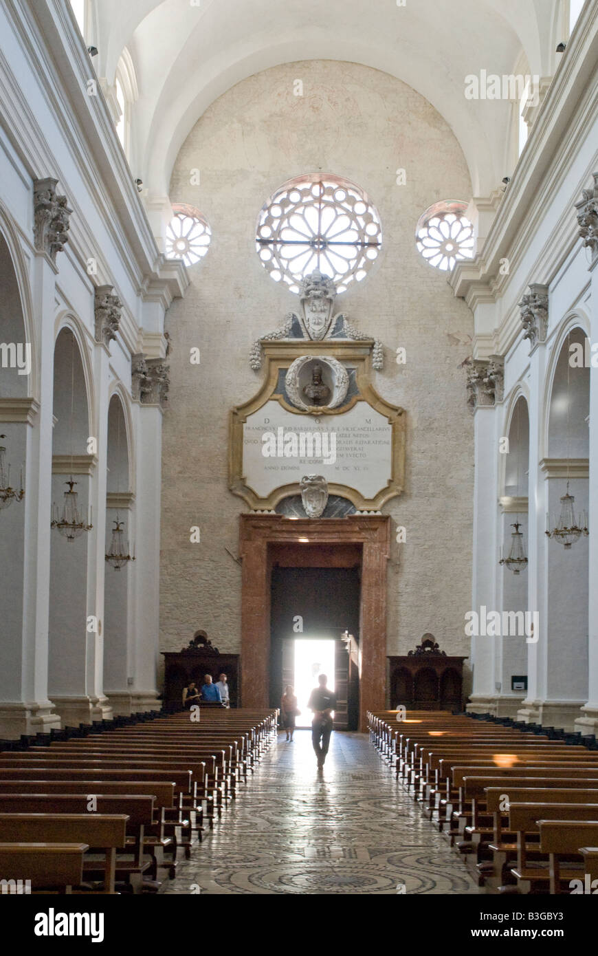 Kathedrale von Spoleto in der Piazza del Duome widmet sich Santa Maria Assunta. Die Fassade ist eines der großartigsten Beispiele von Umbrian Romanesque. Das romanische Bauwerk enthält das Grab von Filippo Lippi, gestorben in Spoleto 1469, entworfen von seinem Sohn Filippino Lippi. Die Kirche beherbergt auch ein Manuskript Schreiben des Heiligen Franziskus von Assisi Stockfoto