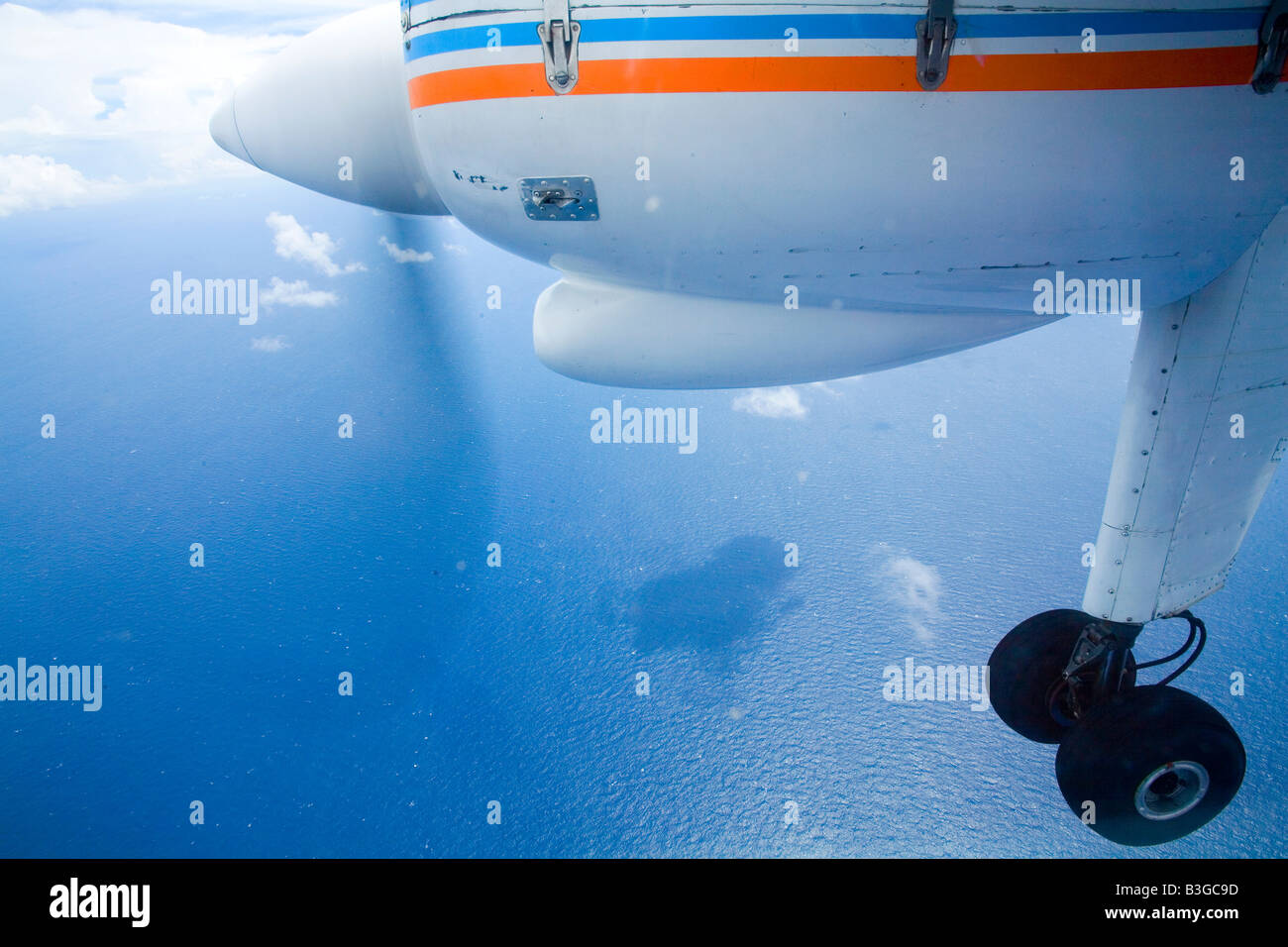 Leichtflugzeug fliegen über der Karibik Stockfoto