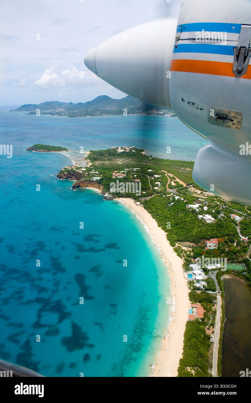 Leichtflugzeug fliegen über die Insel Anguilla in der Karibik Stockfoto