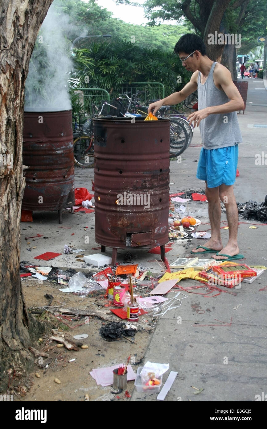 Taoist brennt Joss Papiergeld in Singapur Stadt beim "Festival der hungrigen Geister" Süd-Ost-Asien Stockfoto