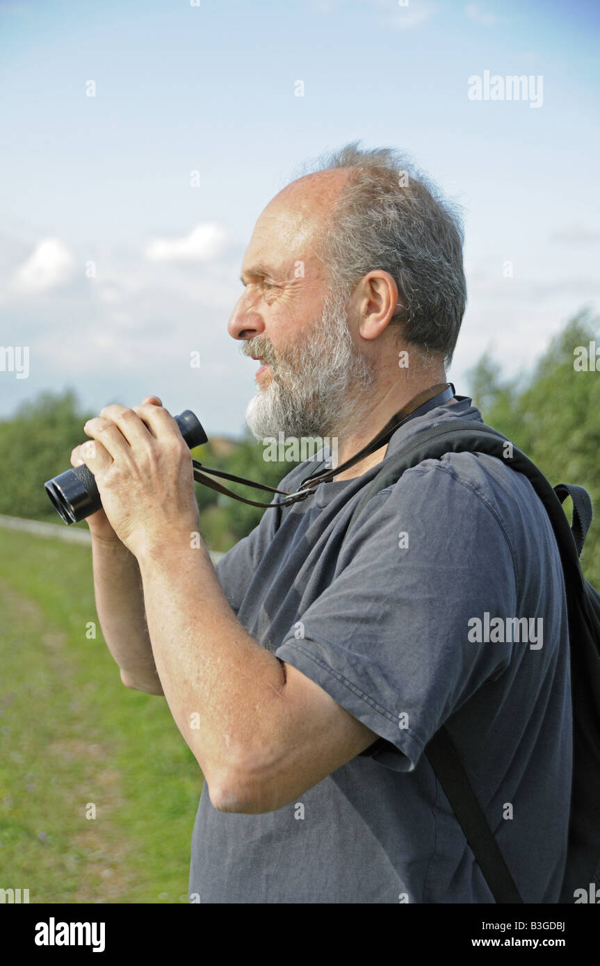 Männliche Vogelbeobachter mit dem Fernglas London UK Stockfoto