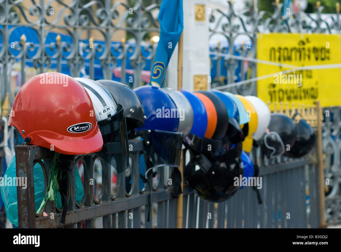 Helme für den Schutz während des Protestes gegen Premierminister Samak Sundaravej in Bangkok im September 2008 Stockfoto