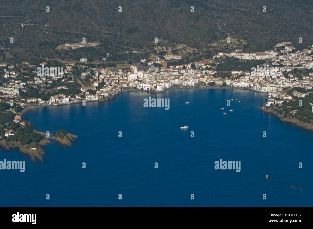 Luftaufnahme von Cadaques, die bekannte Fischerdorf wo Salvador Dali lebte und arbeitete, Girona, Spanien Stockfoto