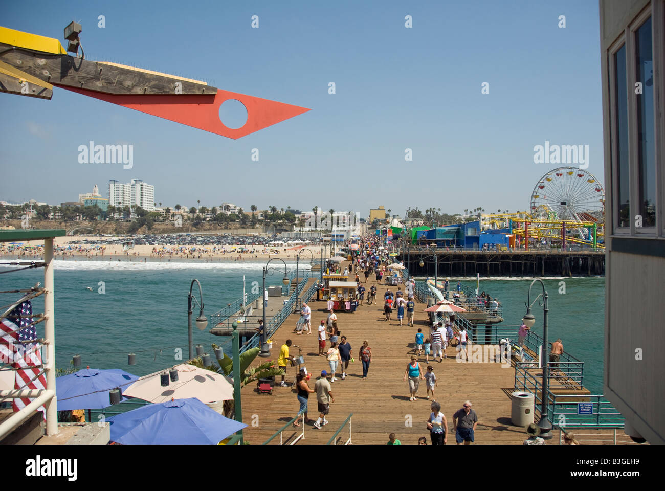 Pacific Park Pier, Santa Monica CA Pier Familie Freizeitpark Achterbahn über den Ozean bewegt große Riesenrad Stockfoto