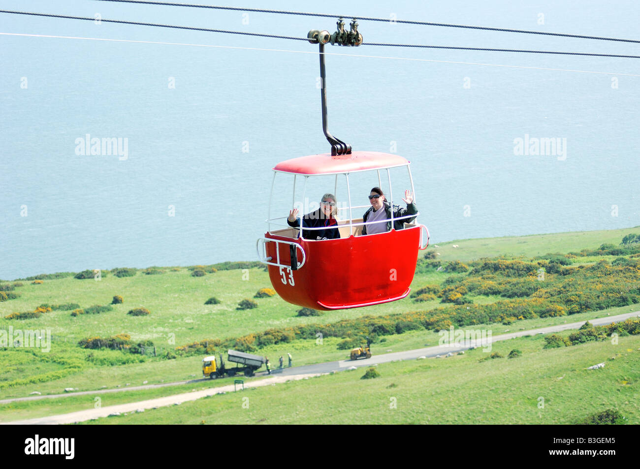 Zwei Frauen reiten The Great Orme Seilbahn in der Nähe von Llandudno in Nord-Wales Stockfoto