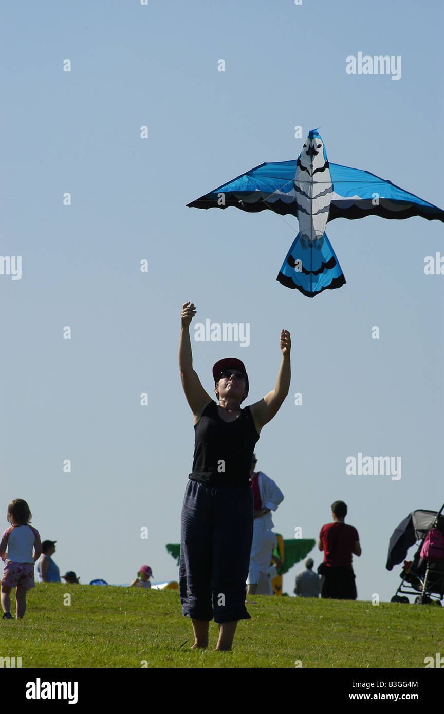 Starten einen Drachen während Bristol Kite Festival, UK Stockfoto