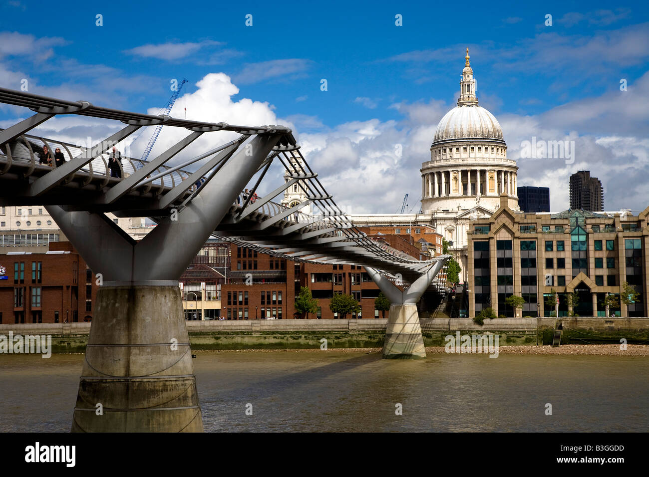 St Pauls Cathedral und Millennium Bridge aus dem Fluss Themse London Stockfoto