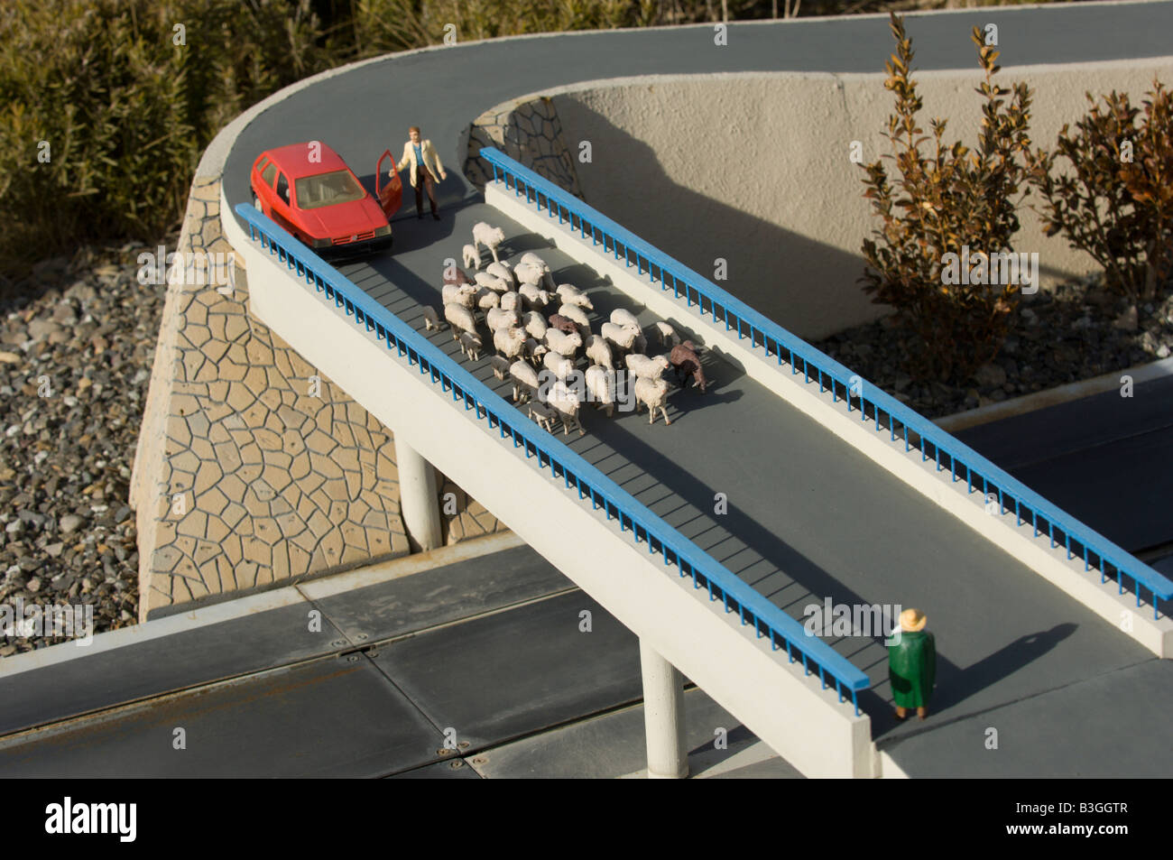 Miniatur-Szene mit Lämmern, Hirte und gesperrte Straße über eine Brücke Stockfoto