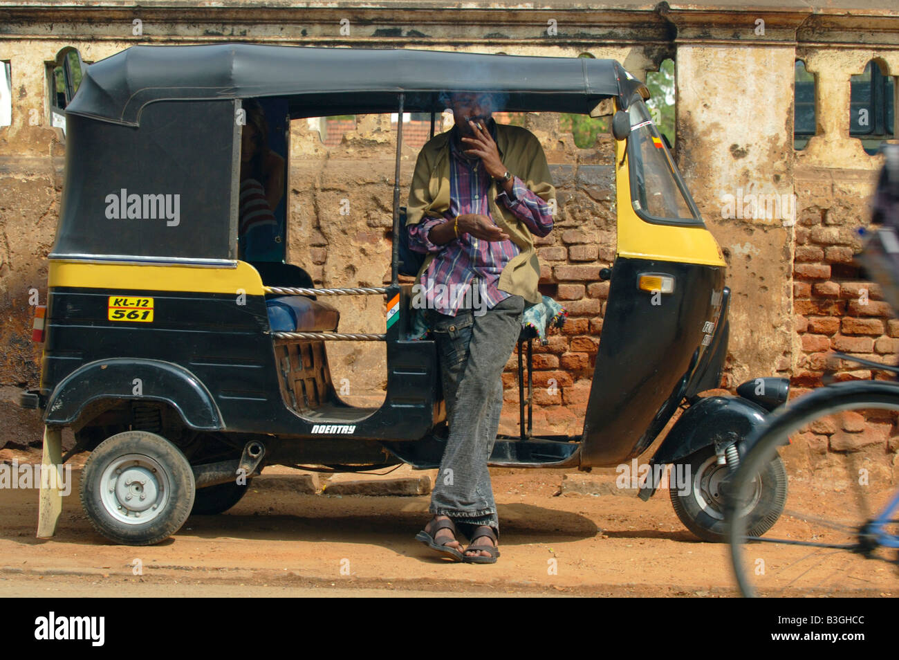 Indien Karnataka Mysore Autorikshaw Fahrer während der Pause Rauchen Stockfoto