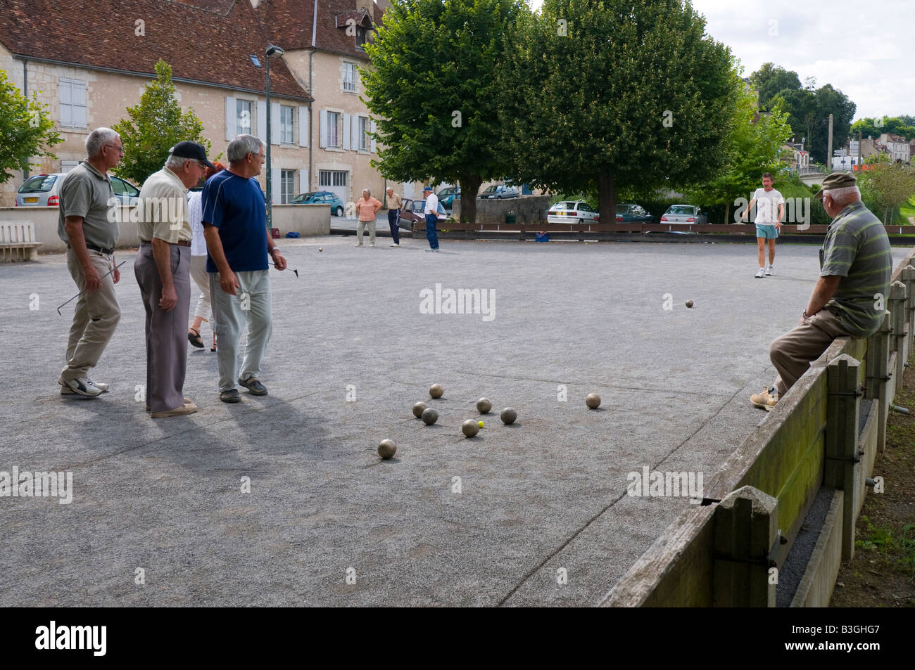 Männer spielen Boule / Petanque, Le Blanc, Indre, Frankreich. Stockfoto